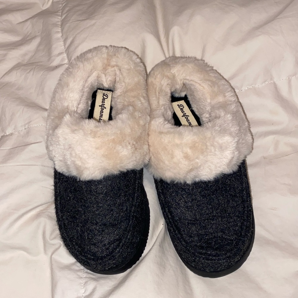 Dearforms Total Comfort Memory form gray and white slippers, size small